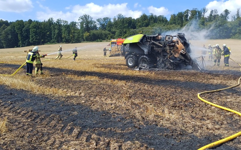 FW Lügde: Landwirtschaftliche Fläche und Gerät in Brand geraten - Foto: presseportal.de