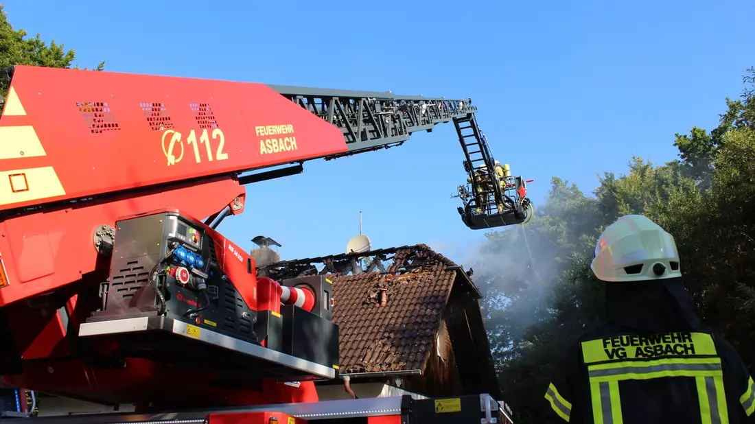 FW VG Asbach: Dachstuhlbrand in Windhagen: Keine Verletzten, Haus unbewohnbar - Bild: presseportal.de