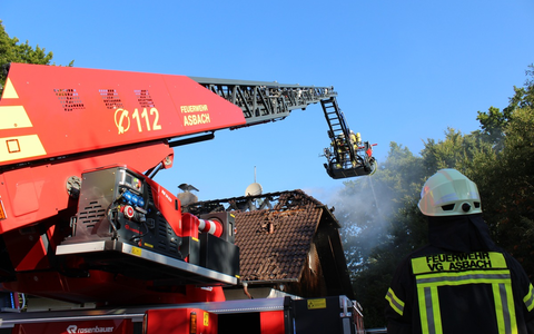FW VG Asbach: Dachstuhlbrand in Windhagen: Keine Verletzten, Haus unbewohnbar - Foto: presseportal.de