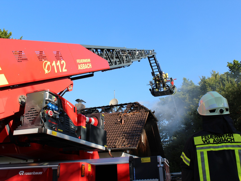 FW VG Asbach: Dachstuhlbrand in Windhagen: Keine Verletzten, Haus unbewohnbar - Foto: presseportal.de
