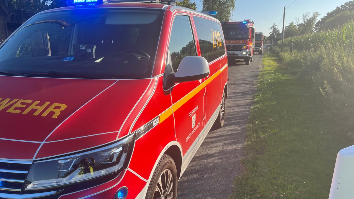 FW Dinslaken: Garagenbrand - Foto: presseportal.de