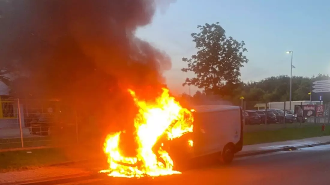 FW Lehrte: Transporter gerät in Brand - Bild: presseportal.de