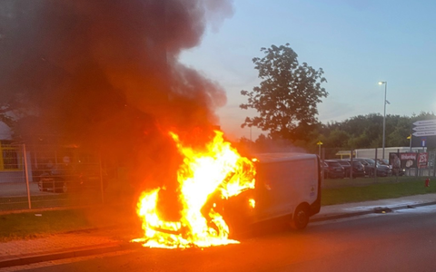 FW Lehrte: Transporter gerät in Brand - Foto: presseportal.de