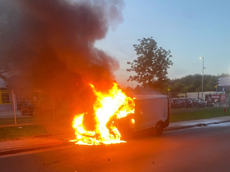 FW Lehrte: Transporter gerät in Brand - Foto: presseportal.de
