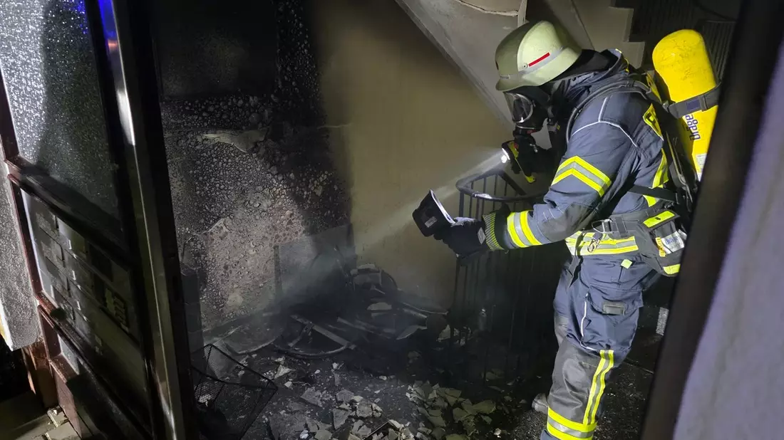 FW Celle: Feuer in einem Mehrparteienhaus - Fluchtweg für Bewohnende abgeschnitten! - Bild: presseportal.de
