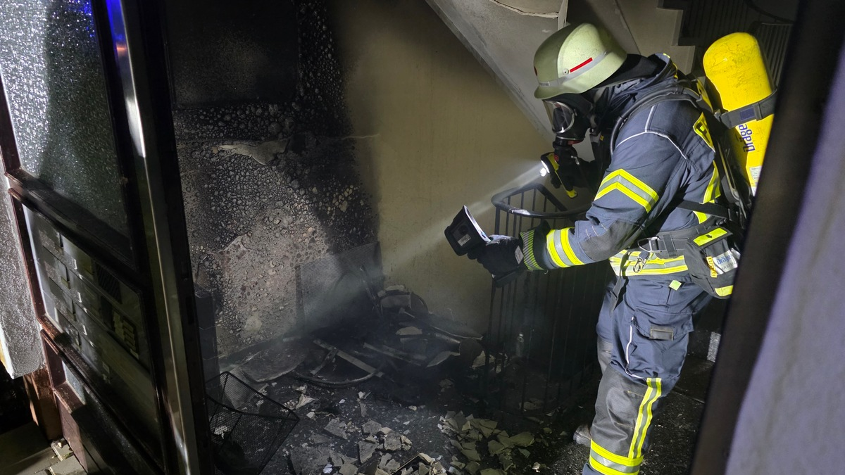 FW Celle: Feuer in einem Mehrparteienhaus - Fluchtweg für Bewohnende abgeschnitten! - Foto: presseportal.de