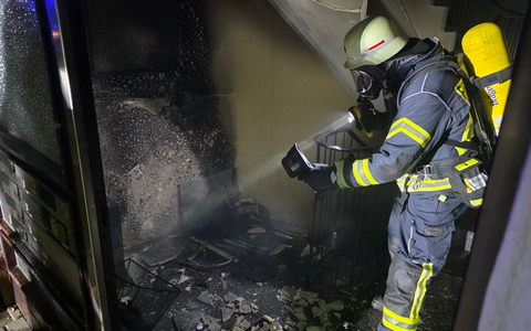 FW Celle: Feuer in einem Mehrparteienhaus - Fluchtweg für Bewohnende abgeschnitten! - Foto: presseportal.de