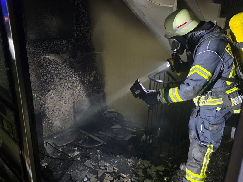 FW Celle: Feuer in einem Mehrparteienhaus - Fluchtweg für Bewohnende abgeschnitten! - Foto: presseportal.de
