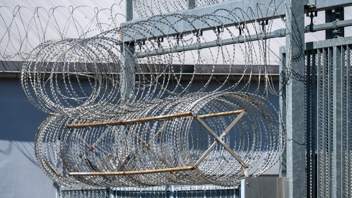 Der Suizid eines Jugendlichen in der JVA Ottweiler beschäftigt Justiz und Politik. - Foto: Harald Tittel/dpa