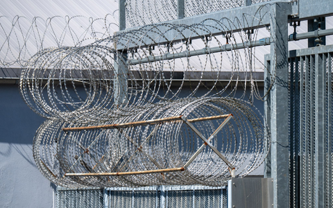 Der Suizid eines Jugendlichen in der JVA Ottweiler beschäftigt Justiz und Politik. - Foto: Harald Tittel/dpa