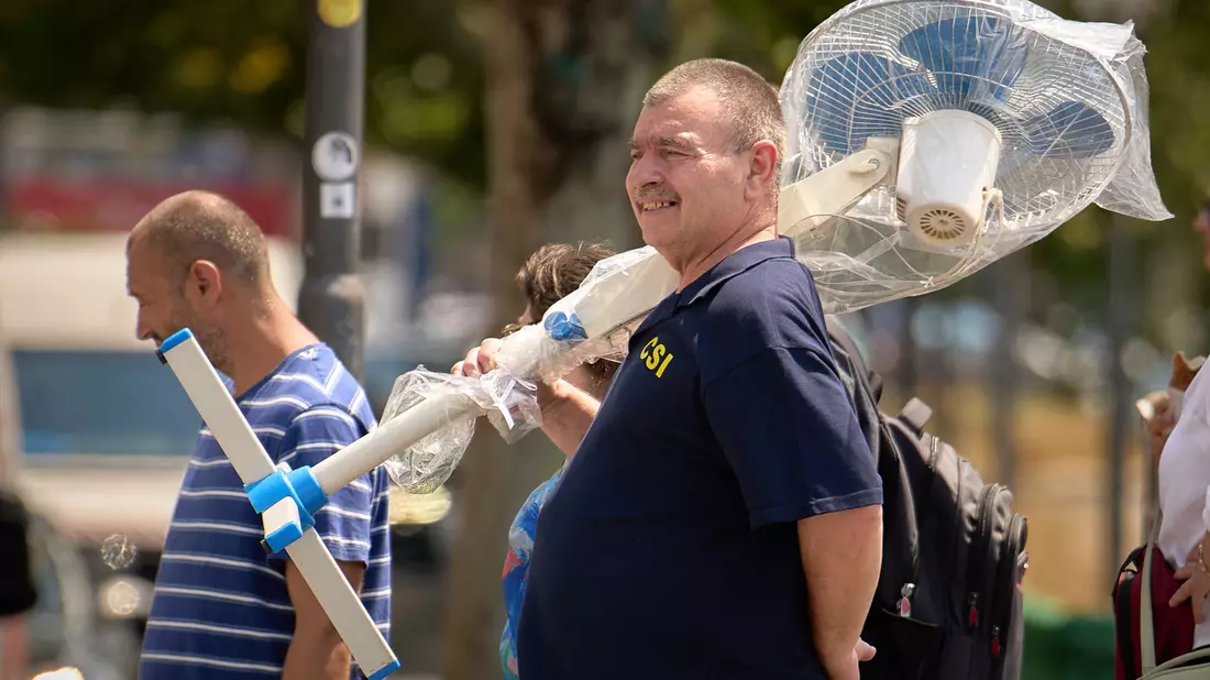 Vom Ventilator bis zur Klimaanlage: Arbeitgeber sind in der Pflicht. (Archivbild) - Bild: Vadim Ghirda/AP/dpa