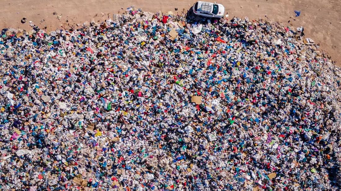Der Materialwert der globalen Kleiderabfälle liegt laut BCG bei geschätzten 150 Milliarden US-Dollar jährlich. (Archivbild) - Bild: Antonio Cossio/dpa