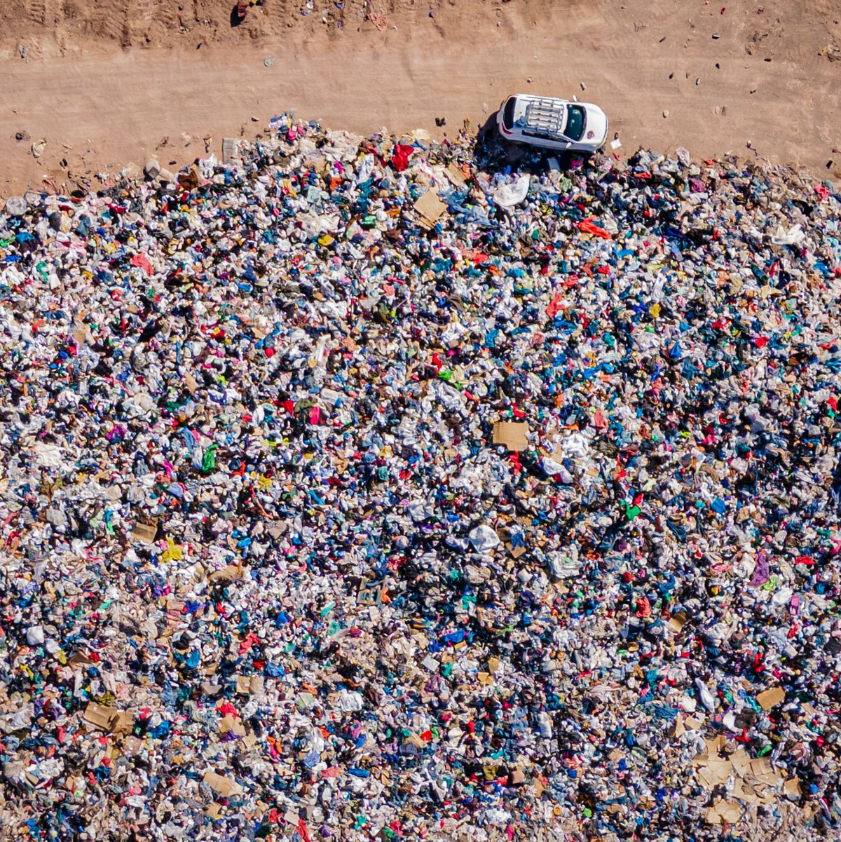 Der Materialwert der globalen Kleiderabfälle liegt laut BCG bei geschätzten 150 Milliarden US-Dollar jährlich. (Archivbild) - Foto: Antonio Cossio/dpa