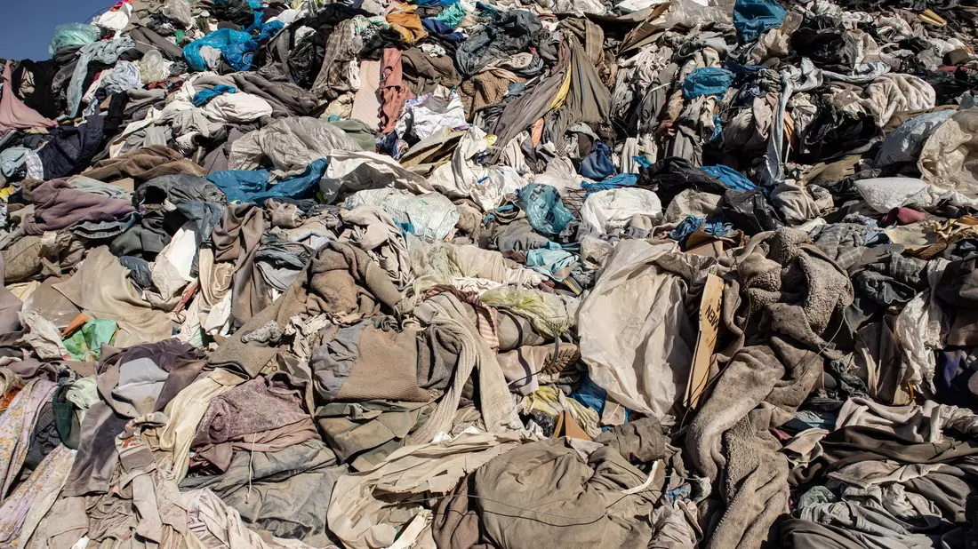 Nur ein Prozent des globalen Kleidermülls wird laut BCG zu neuen Fasern recycelt. (Archivbild)  - Bild: Antonio Cossio/dpa