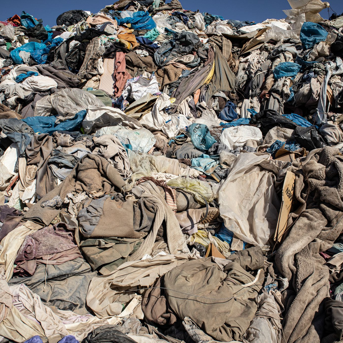 Nur ein Prozent des globalen Kleidermülls wird laut BCG zu neuen Fasern recycelt. (Archivbild)  - Foto: Antonio Cossio/dpa