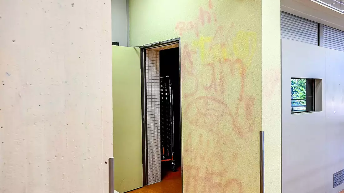 Die Abschlussklasse hatte in der Nacht zum 10. Juli Wände und Fassaden der Schule mit Kreidespray besprüht.  - Bild: Jason Tschepljakow/dpa