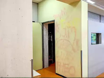 Die Abschlussklasse hatte in der Nacht zum 10. Juli Wände und Fassaden der Schule mit Kreidespray besprüht.  - Foto: Jason Tschepljakow/dpa