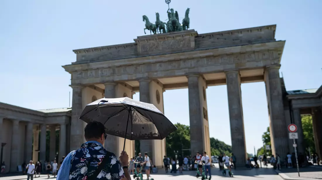 Bei teils extremer Hitze ist Schutz eine gute Idee. - Bild: Fabian Sommer/dpa