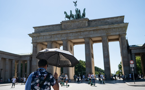 Bei teils extremer Hitze ist Schutz eine gute Idee. - Foto: Fabian Sommer/dpa