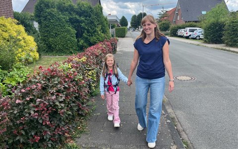 POL-BOR: Verkehrsfachleute im Kreis Borken empfehlen Schulwegtraining / Eltern sollten mit den angehenden ErstklĂ€sslern vorab den Schulweg ĂŒben / Aktion Kreis Borken sieht gelb! zum Schulbeginn - Foto: presseportal.de POL-BOR: Verkehrsfachleute im Kreis Borken empfehlen Schulwegtraining / Eltern sollten mit den angehenden ErstklĂ€sslern vorab den Schulweg ĂŒben / Aktion Kreis Borken sieht gelb! zum Schulbeginn - Foto: presseportal.de