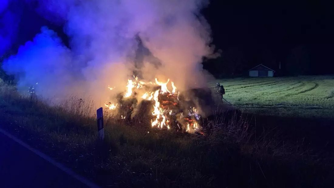 POL-SO: Lippstadt-Benninghausen - Strohballenbrand - Bild: presseportal.de