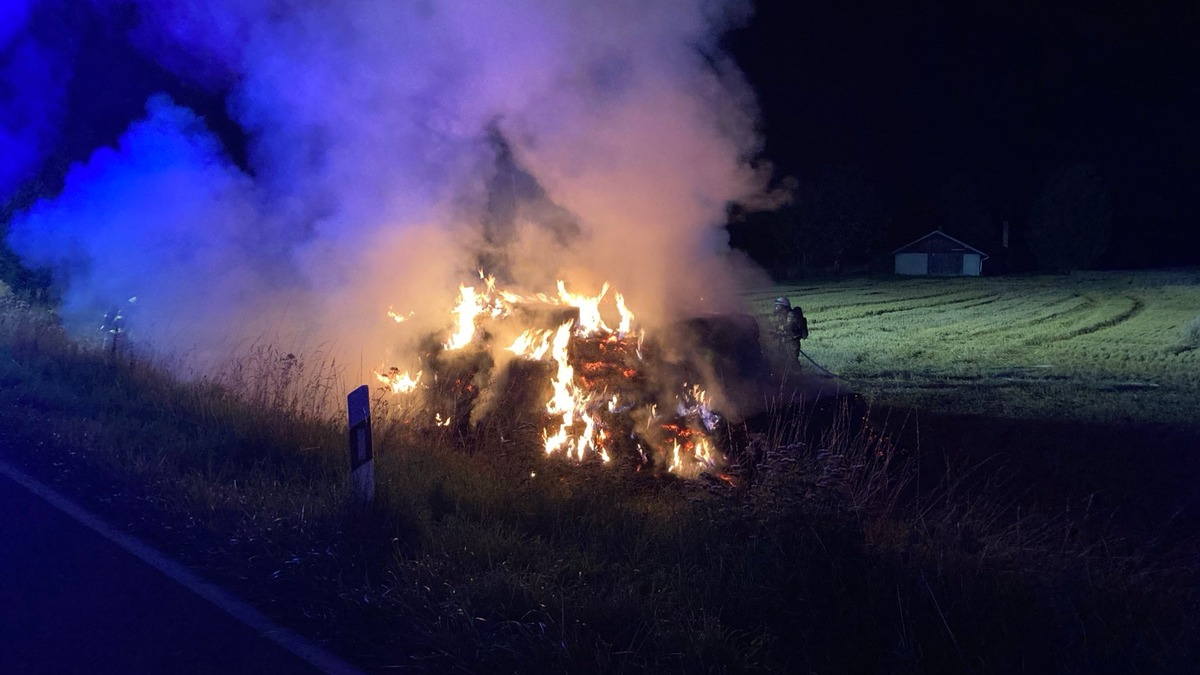 POL-SO: Lippstadt-Benninghausen - Strohballenbrand - Foto: presseportal.de