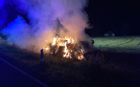 POL-SO: Lippstadt-Benninghausen - Strohballenbrand - Foto: presseportal.de