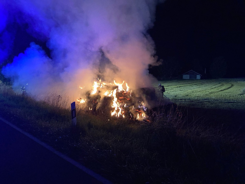 POL-SO: Lippstadt-Benninghausen - Strohballenbrand - Foto: presseportal.de