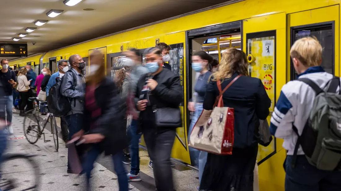 Öffentlicher Nahverkehr in Deutschland - oft heiß und stickig. (Archivbild) - Bild: Monika Skolimowska/dpa