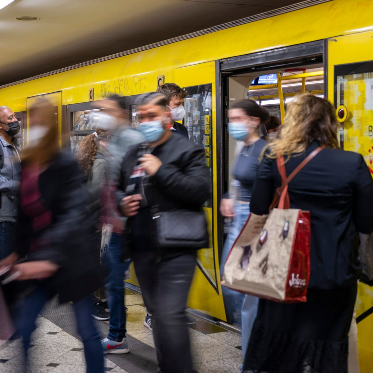 Öffentlicher Nahverkehr in Deutschland - oft heiß und stickig. (Archivbild) - Foto: Monika Skolimowska/dpa