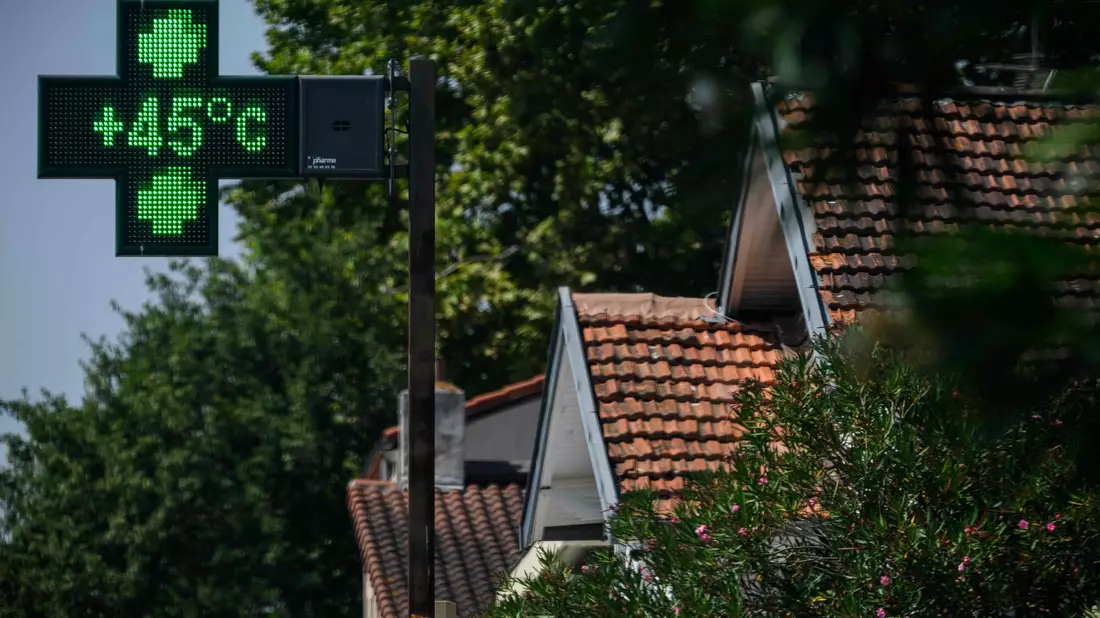 Während der Hitzewelle in Frankreich zeigt ein Apothekenschild eine Temperatur von 45 Grad in Toulouse im Südwesten des Landes an. (Archivbild) - Bild: Lionel Bonaventure/AFP/dpa