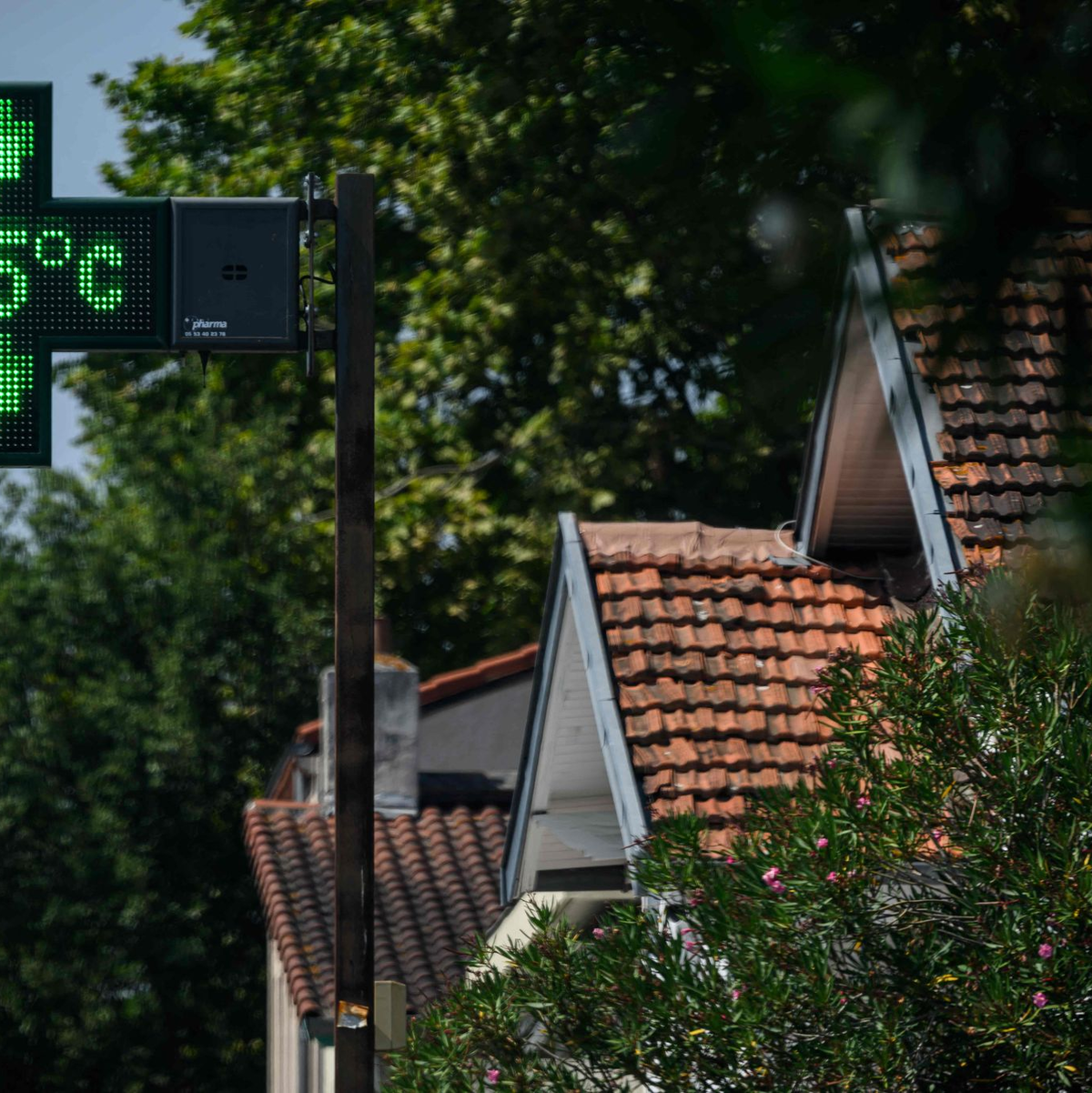 Während der Hitzewelle in Frankreich zeigt ein Apothekenschild eine Temperatur von 45 Grad in Toulouse im Südwesten des Landes an. (Archivbild) - Foto: Lionel Bonaventure/AFP/dpa