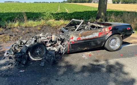 POL-DN: Hoher Sachschaden nach Motorbrand an einem Oldtimer - Foto: presseportal.de