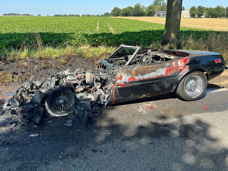 POL-DN: Hoher Sachschaden nach Motorbrand an einem Oldtimer - Foto: presseportal.de