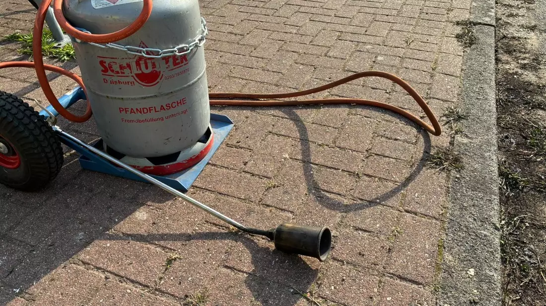 FW-KLE: Heckenbrand durch Flämmarbeiten - höchste Vorsicht geboten! - Bild: presseportal.de