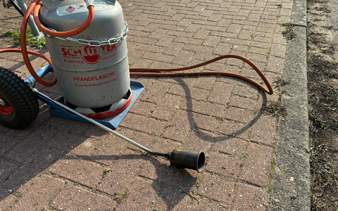 FW-KLE: Heckenbrand durch Flämmarbeiten - höchste Vorsicht geboten! - Foto: presseportal.de