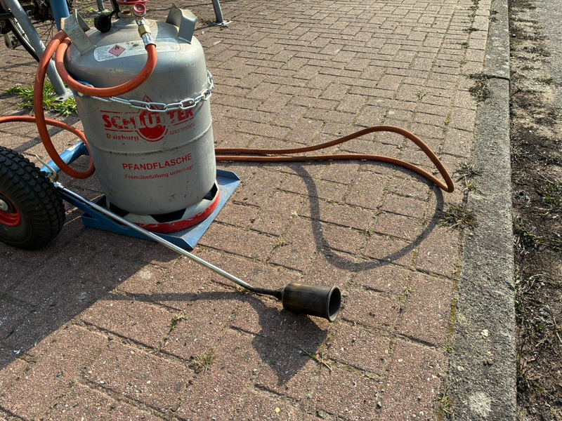 FW-KLE: Heckenbrand durch Flämmarbeiten - höchste Vorsicht geboten! - Foto: presseportal.de