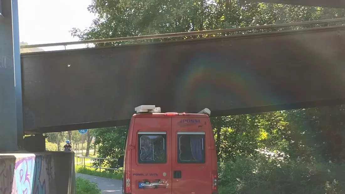 LPI-J: An der Brücke hängen geblieben - Bild: presseportal.de