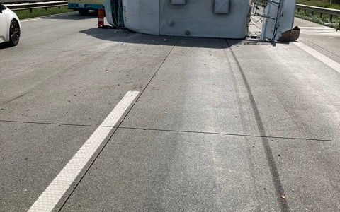 POL-ROW: ++ A1: Schwerer Verkehrsunfall mit mehrstündiger Vollsperrung ++ Schwerpunktkontrollen Geschwindigkeit/Abstand: Ergebnisse ++ - Foto: presseportal.de POL-ROW: ++ A1: Schwerer Verkehrsunfall mit mehrstündiger Vollsperrung ++ Schwerpunktkontrollen Geschwindigkeit/Abstand: Ergebnisse ++ - Foto: presseportal.de