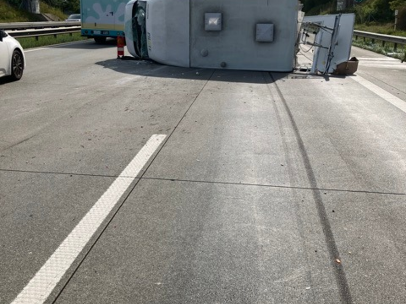 POL-ROW: ++ A1: Schwerer Verkehrsunfall mit mehrstündiger Vollsperrung ++ Schwerpunktkontrollen Geschwindigkeit/Abstand: Ergebnisse ++ - Foto: presseportal.de