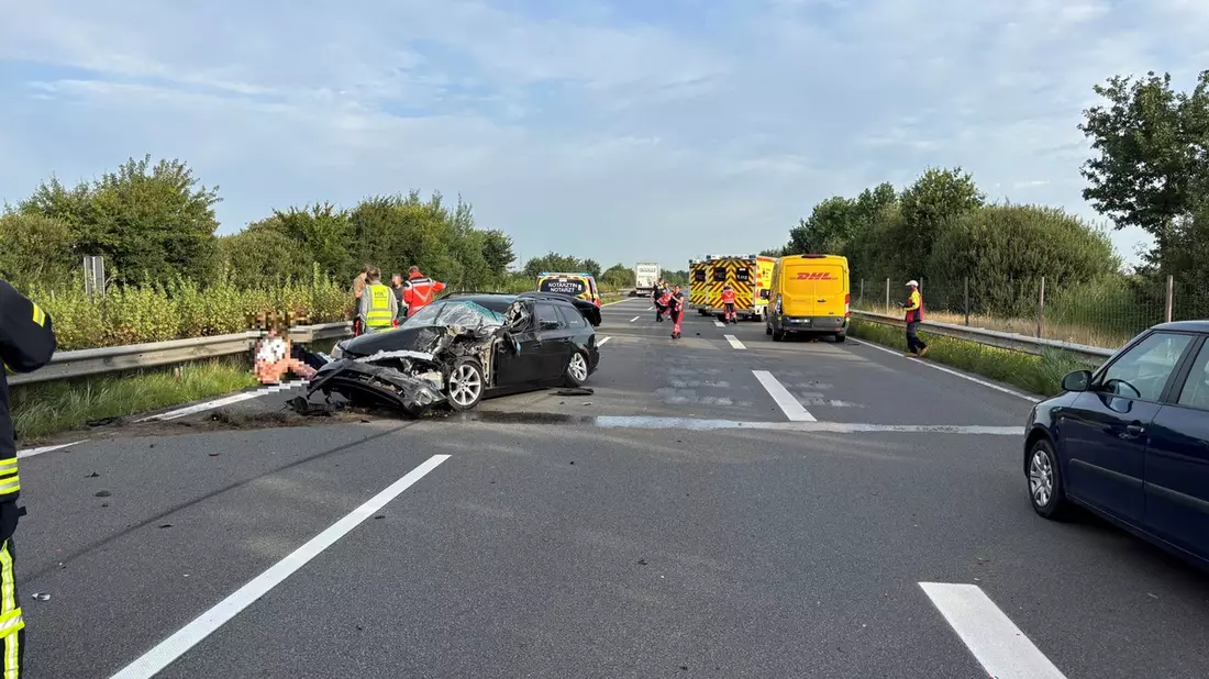POL-STD: Zwei Verletzte bei Unfall auf Autobahn 26, Tageswohnungseinbrecher in Oersdorf - Bild: presseportal.de