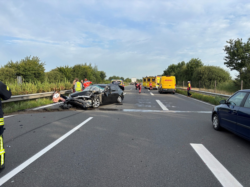 POL-STD: Zwei Verletzte bei Unfall auf Autobahn 26, Tageswohnungseinbrecher in Oersdorf - Foto: presseportal.de