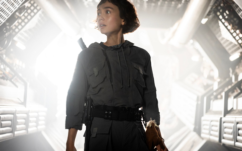 Sydney Chandler spielt Wendy. - Foto: -/Disney+/dpa