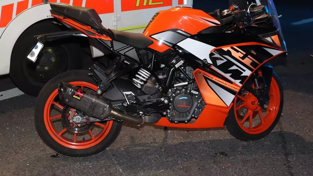 POL-HX: Zusammenstoß zwischen Pkw und Motorrad - Zwei Personen verletzt - Bild: presseportal.de