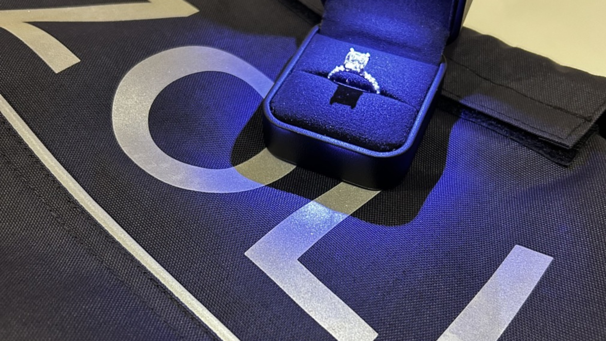 HZA-KA: Zollkontrolle statt Liebeserklärung / Nicht angemeldete Einfuhr von Diamantring am Flughafen FKB gestoppt - Foto: presseportal.de