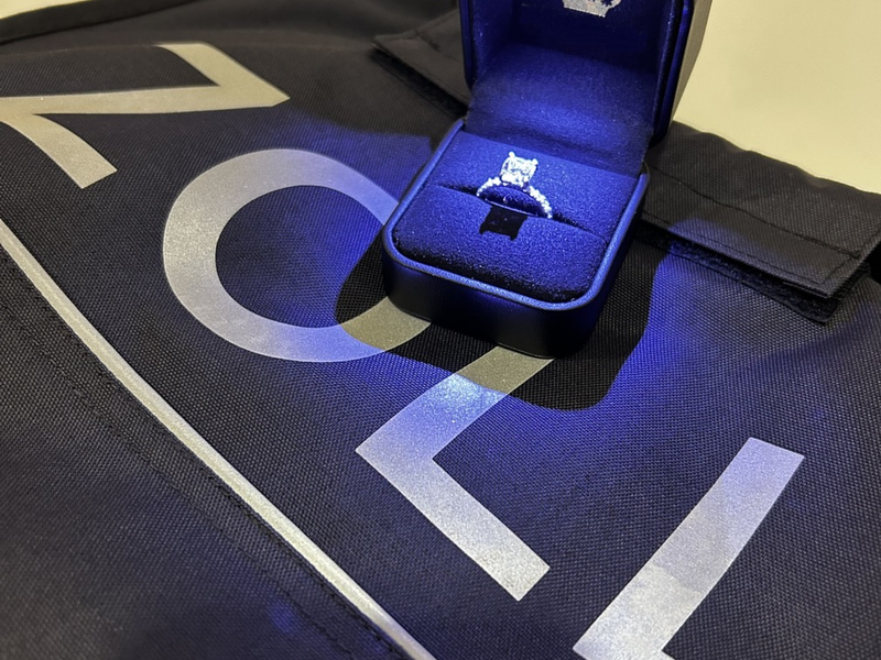 HZA-KA: Zollkontrolle statt Liebeserklärung / Nicht angemeldete Einfuhr von Diamantring am Flughafen FKB gestoppt - Foto: presseportal.de