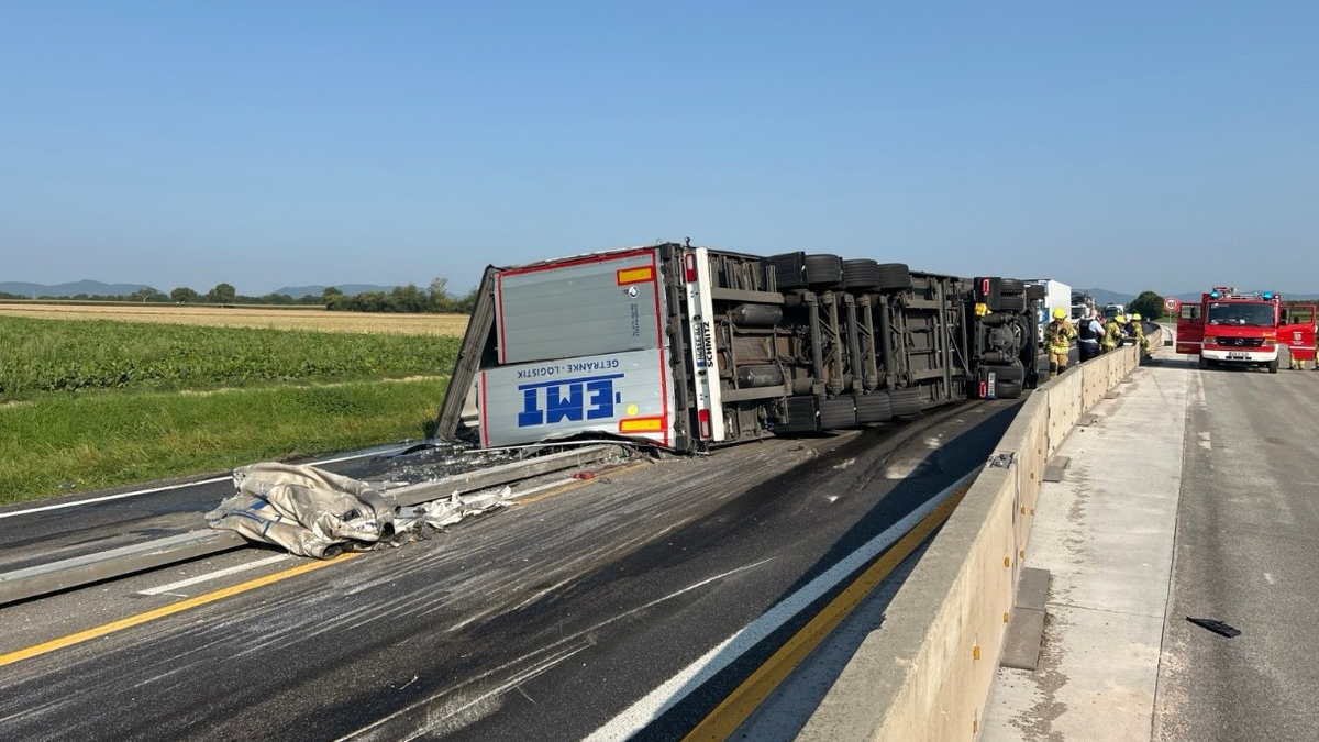 POL-PDLD: Sattelschlepper umgekippt - Foto: presseportal.de