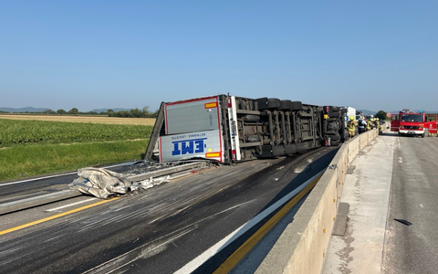 POL-PDLD: Sattelschlepper umgekippt - Foto: presseportal.de