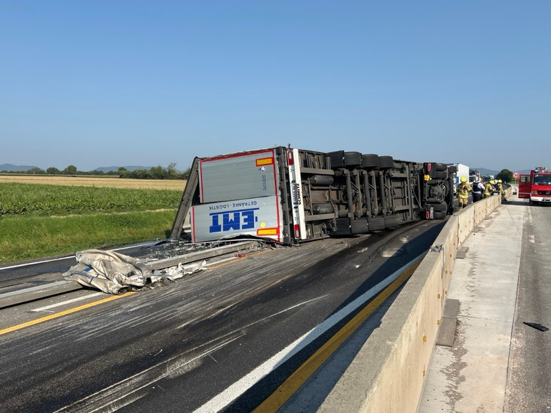 POL-PDLD: Sattelschlepper umgekippt - Foto: presseportal.de