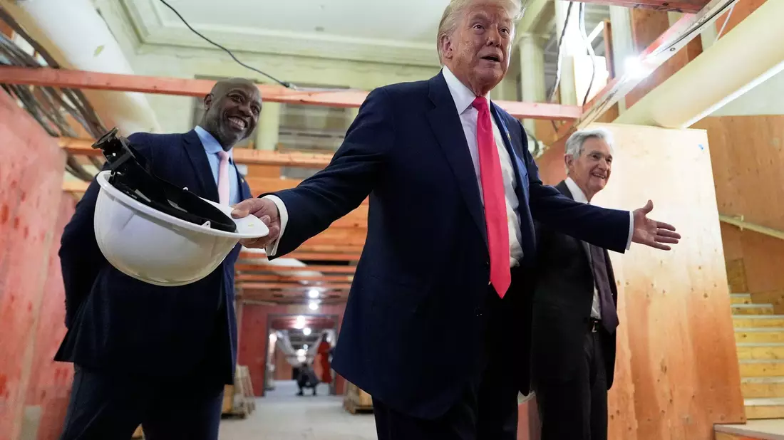 US-Präsident Donald Trump (M) sorgt bei Zentralbank-Chef Jerome Powell (r) für Kopfschütteln. (Archivbild) - Bild: Julia Demaree Nikhinson/AP/dpa
